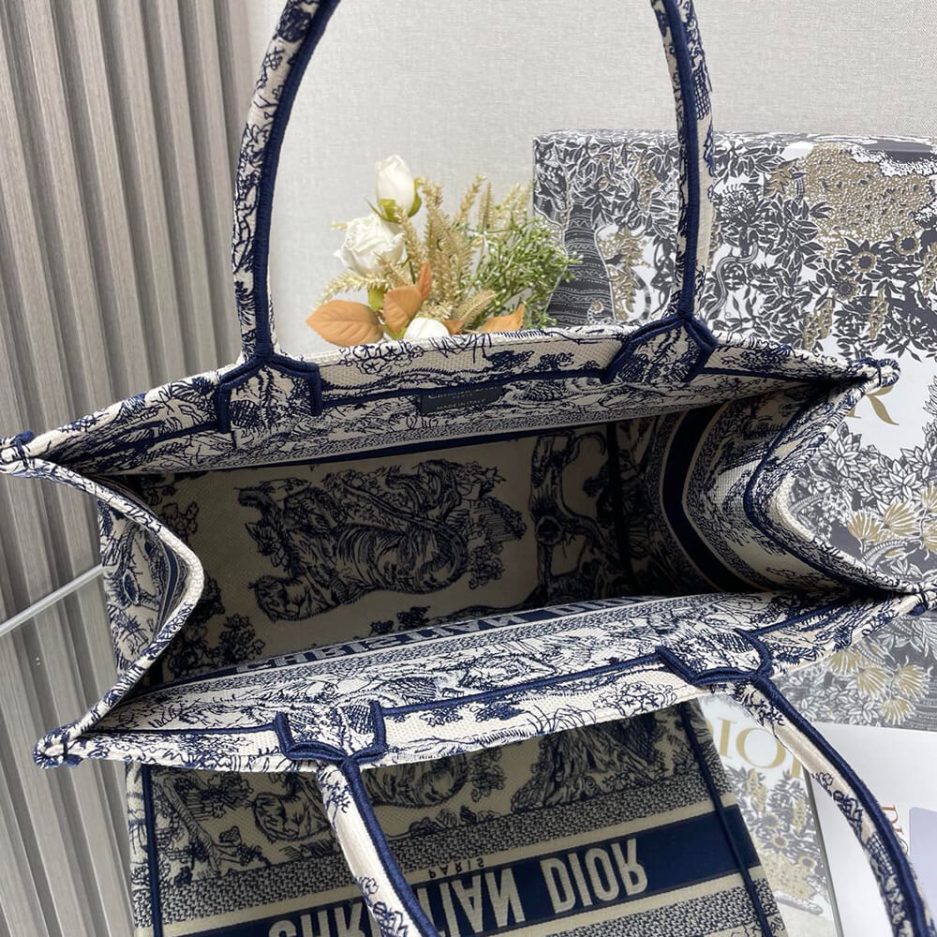 D*or medium D*or book tote