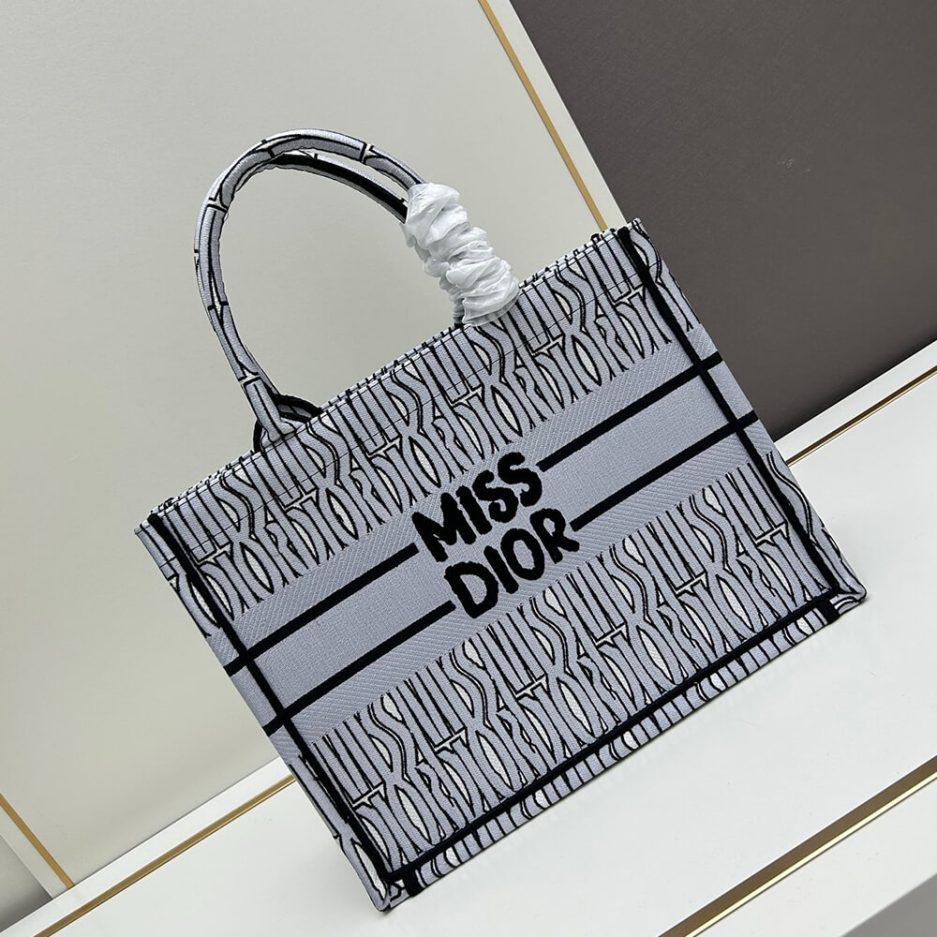 medium D*or book tote